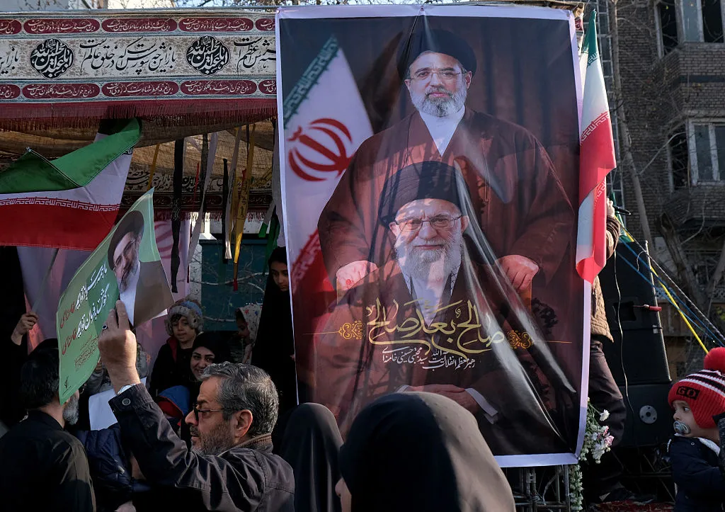 El consejo de clérigos de Irán eligió al hijo del fallecido Jamenei como nuevo Ayatolá. 