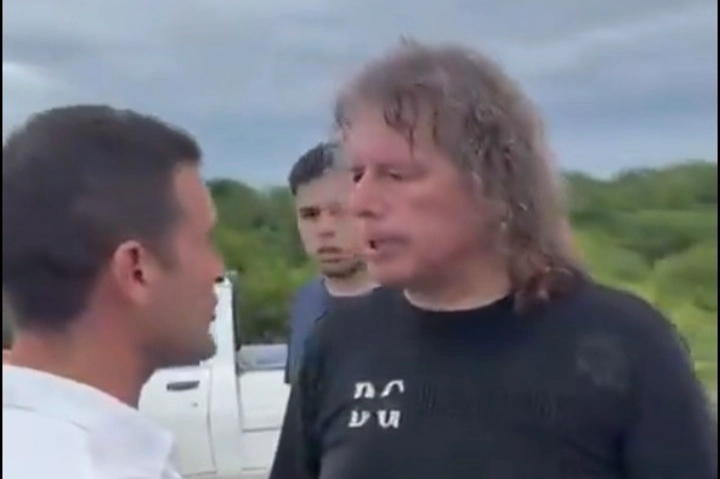 Puntero peronista atacó al diputado libertario Federico Pelli mientras ayudaba a inundados