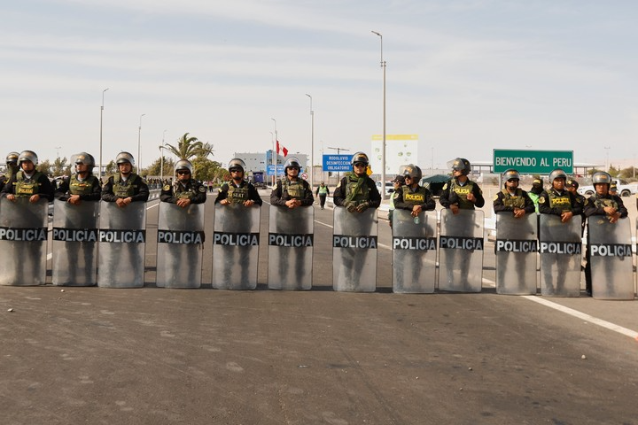 Policia chilena bloqueando la frontera con Bolivia.
