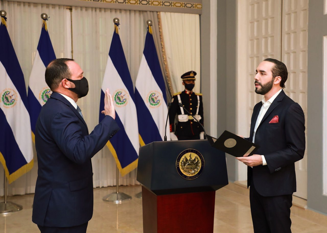 Security Minister Gustavo Villatoro swearing in front of President Nayib Bukele