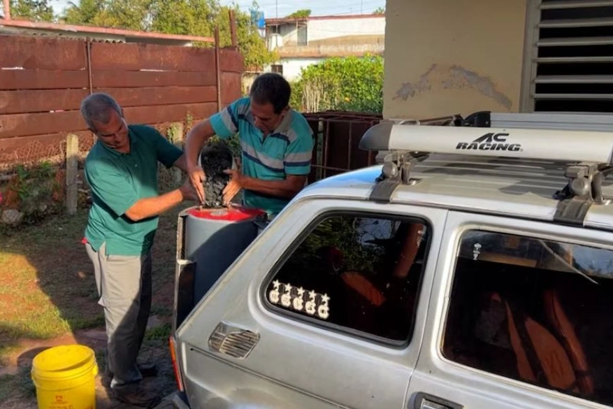 Un mecánico cubano utiliza carbón como combustible por la crisis energética de la isla