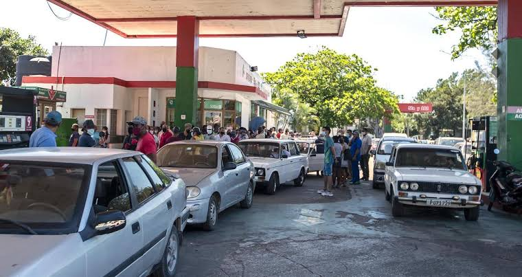 Cubans line up to buy fuel
