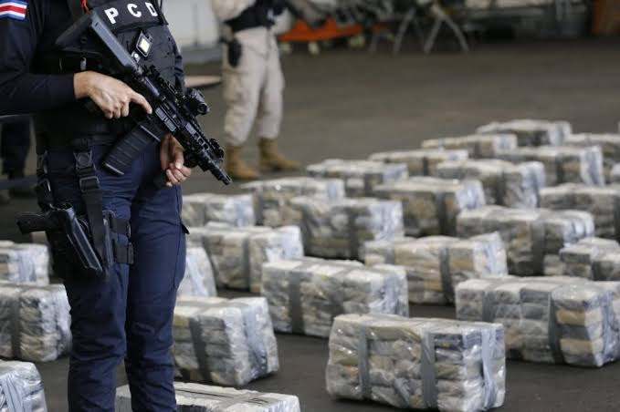 Costa Rican police seizing cocaine from drug trafficking groups
