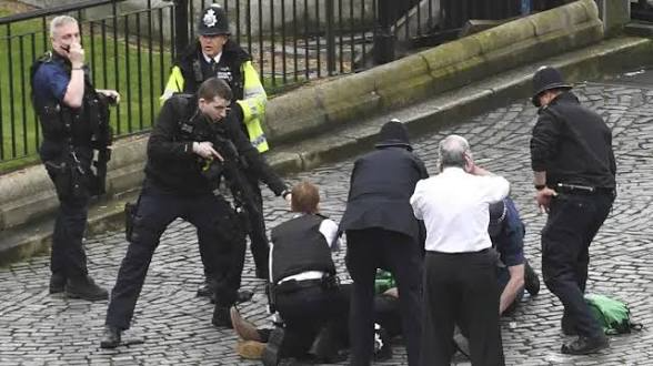 Policías británicos deteniendo a un terrorista islamico en Westminster