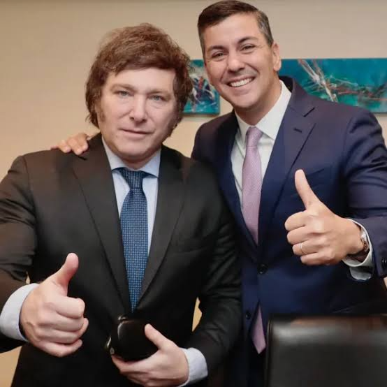 El presidente paraguayo Santiago Peña junto al presidente argentino Javier Milei