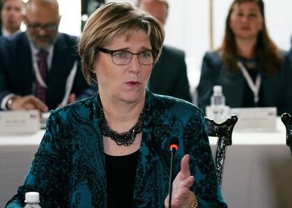 Encargada de continuar las relaciones diplomaticas en Venezuela por parte de Estados Unidos Laura F. Dogu