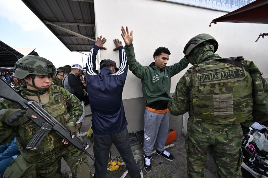 Solados de Ecuador deteniendo a narcotraficantes de la región