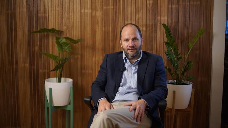 Quiroga se desarrolla como director de la firma.