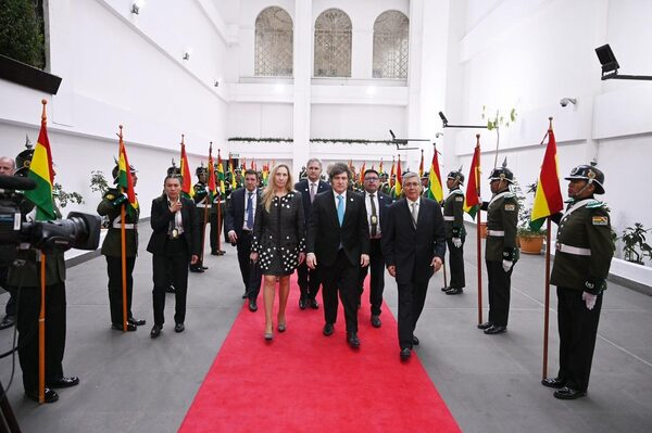 El presidente Javier Milei y el canciller Pablo Quirno estuvieron presentes en la asunción de Rodrigo Paz, el presidente de Bolivia.