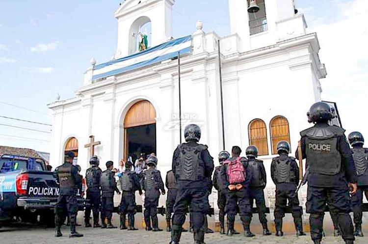 Policía nicaragüense rodeando una iglesia católica