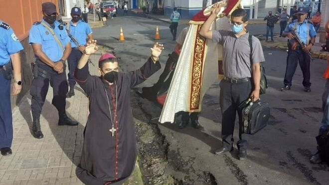 Padre de Nicaragua siendo arrestado por protestar contra el régimen de Ortega