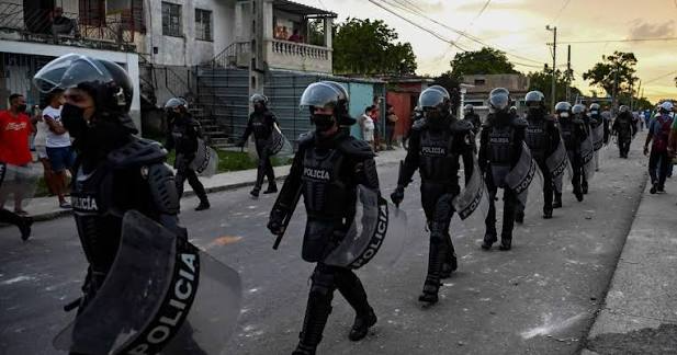 Policías de Cuba patrullando una calle