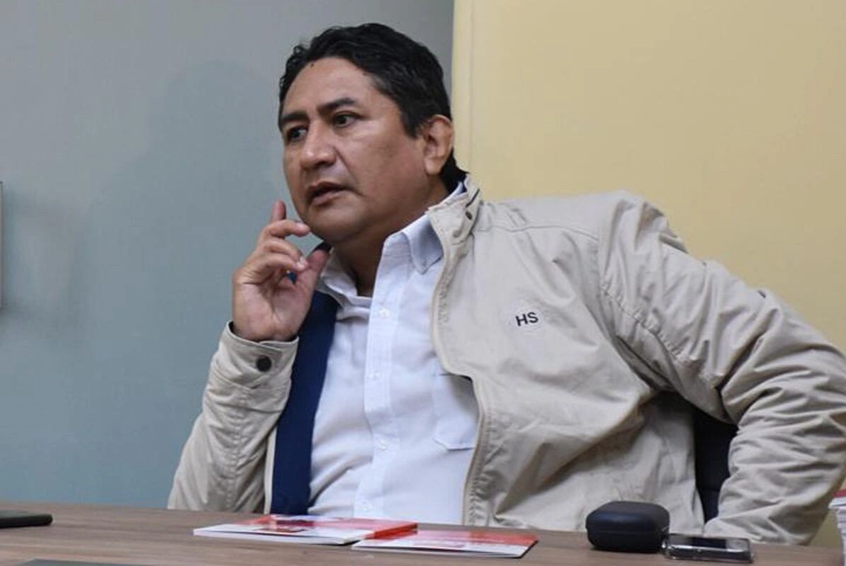 La Justicia peruana reactivó la orden de captura del comunista Vladimir Cerrón en plena carrera electoral