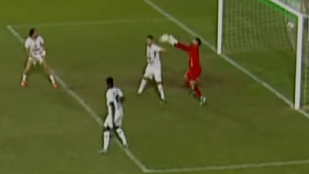 El arquero es el único que toca la pelota con la mano