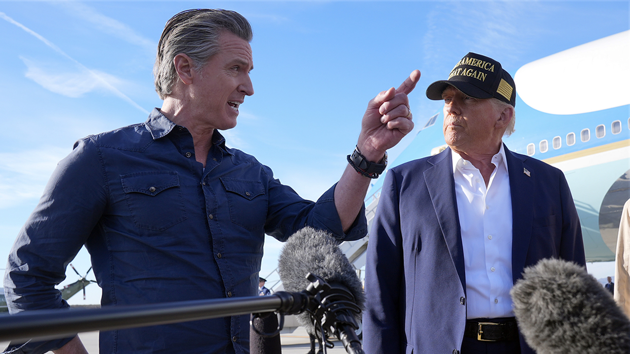 El gobernador Newson junto con Trump. 