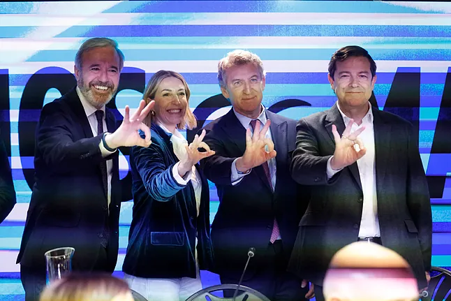 Alberto Núnez Feijóo posando junto a los presidentes en funciones del PP de Aragón, Extremadura y de Castilla y León.