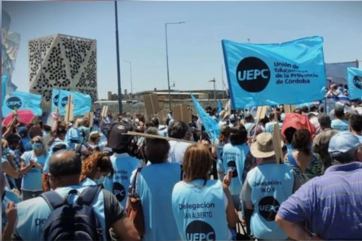Caos en Córdoba: el paro docente paraliza las aulas y asfixia el tránsito capitalino