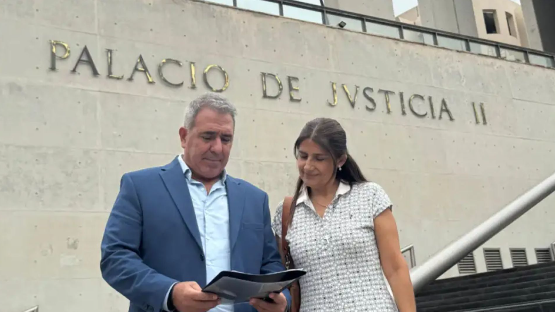 El contador Beltrán Corvalán, presidente del Tribunal, y la vocal Fernanda Leiva formalizaron la acusación en Tribunales 2
