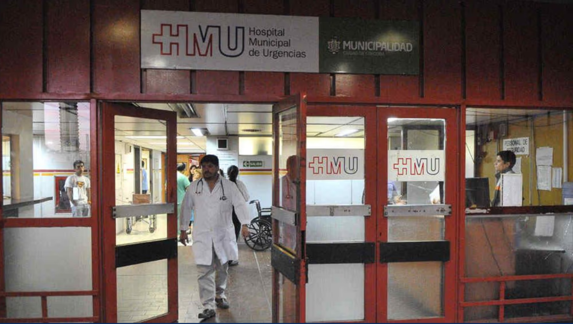 Los médicos del Hospital de Urgencias confirmaron que el paciente permanece estable, consciente y lúcido bajo estricta observación. 