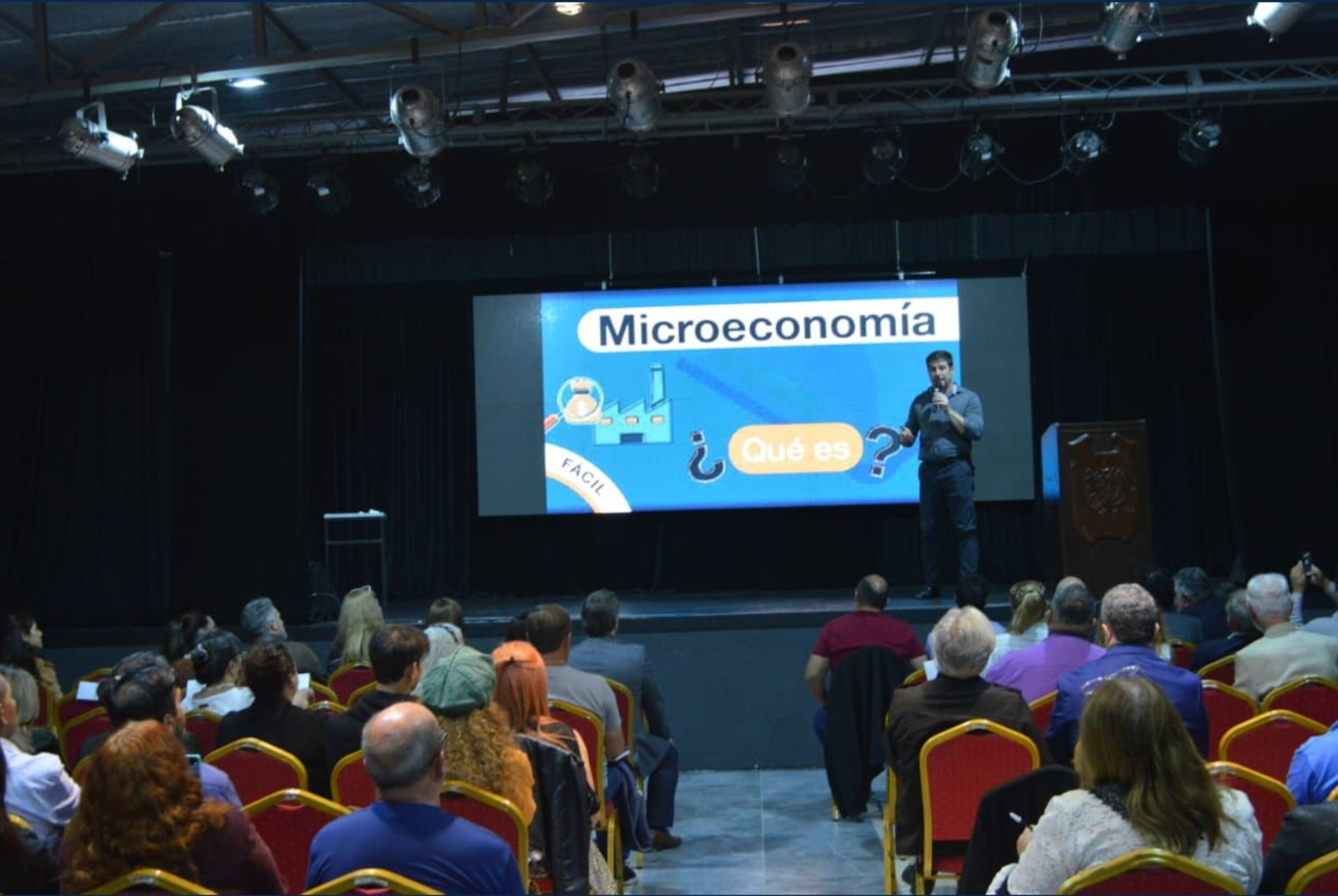 About 100 people gathered at the Hotel Edén Teatro to participate in the self-management training day.