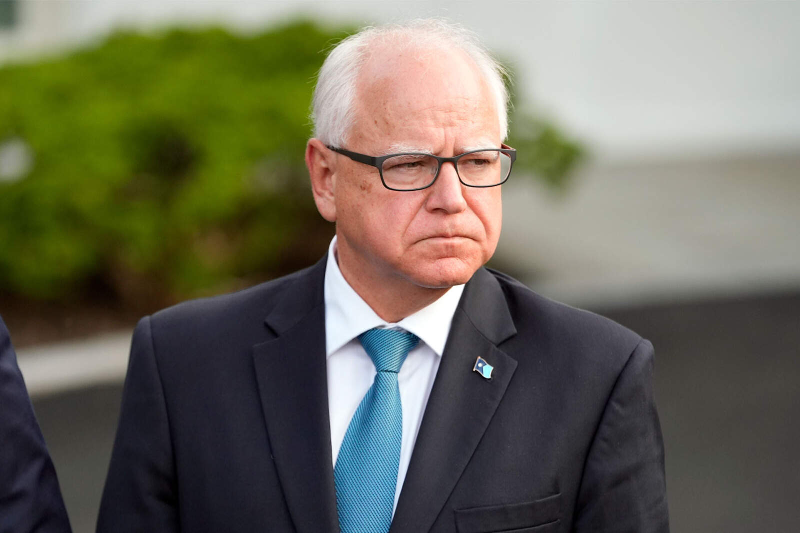 Tim Walz, gobernador de Minnesota, se encuentra bajo fuerte escrutinio por el caso. 