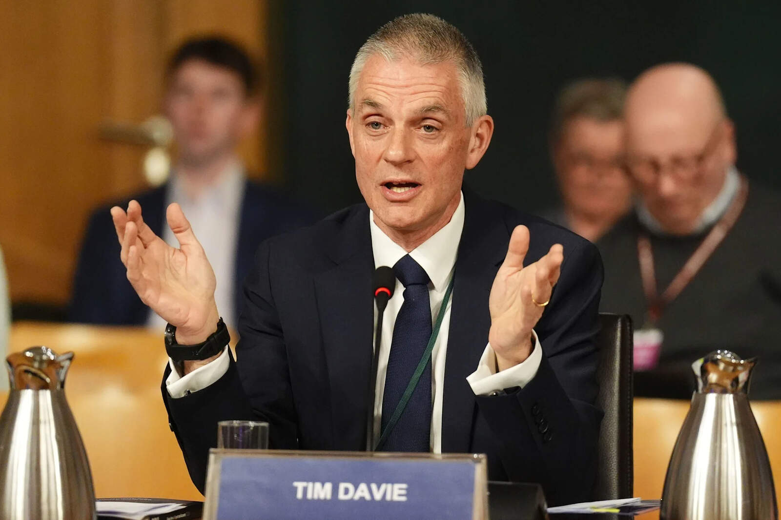 Dos ejecutivos de la BBC renunciaron tras comprobarse si participación en la campaña contra Trump