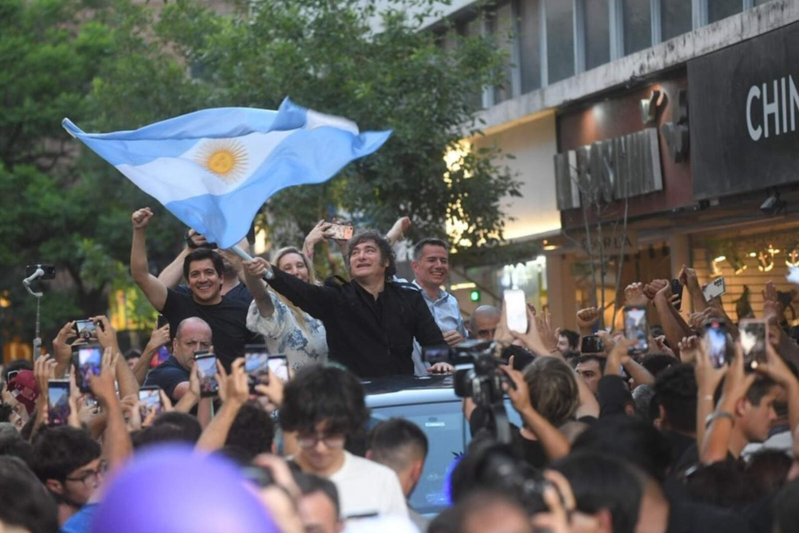 Javier Milei regresó este viernes a la provincia de Córdoba para inaugurar oficialmente su recorrido nacional denominado el Tour de la Gratitud.