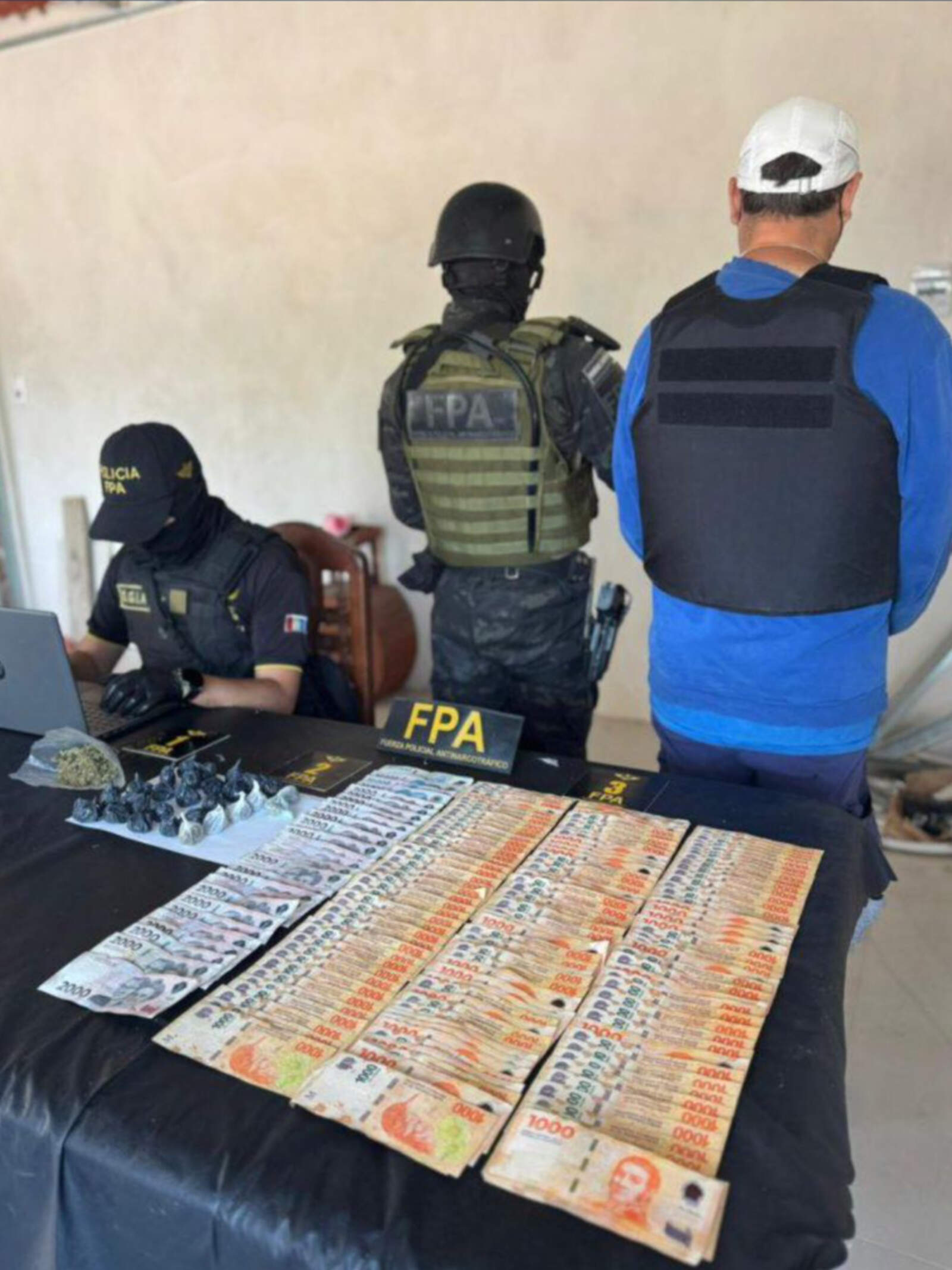 Los agentes secuestraron además una escopeta calibre 16 y 2 automóviles 