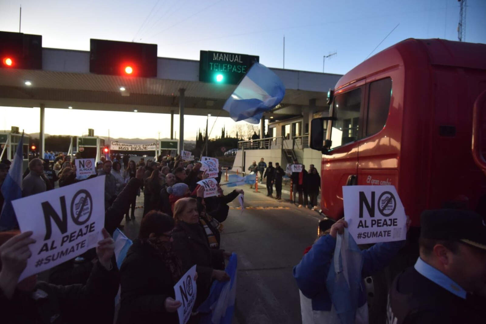 Carteles visibles cuestionaban la máxima de cuarenta kilómetros por hora que rige en el sector y que genera demoras innecesarias al tránsito local.