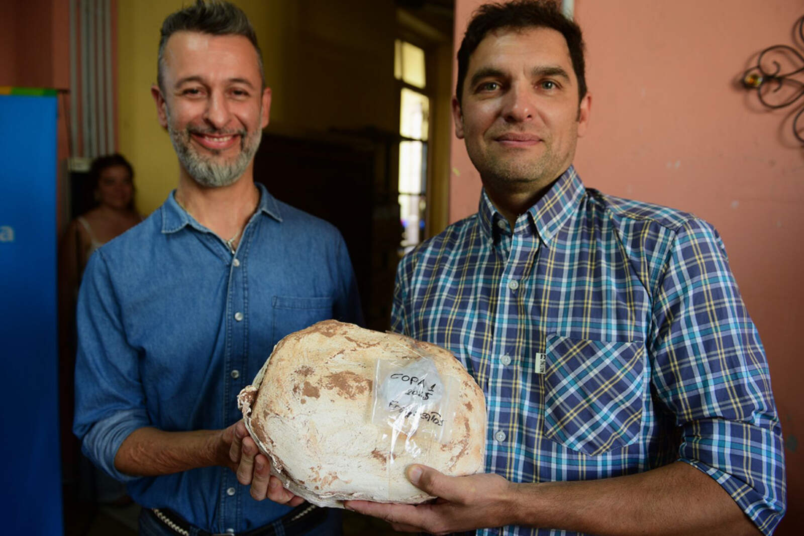 Santiago Druetta y Santiago Bessone, los dos técnicos paleontólogos que hallaron el fósil.