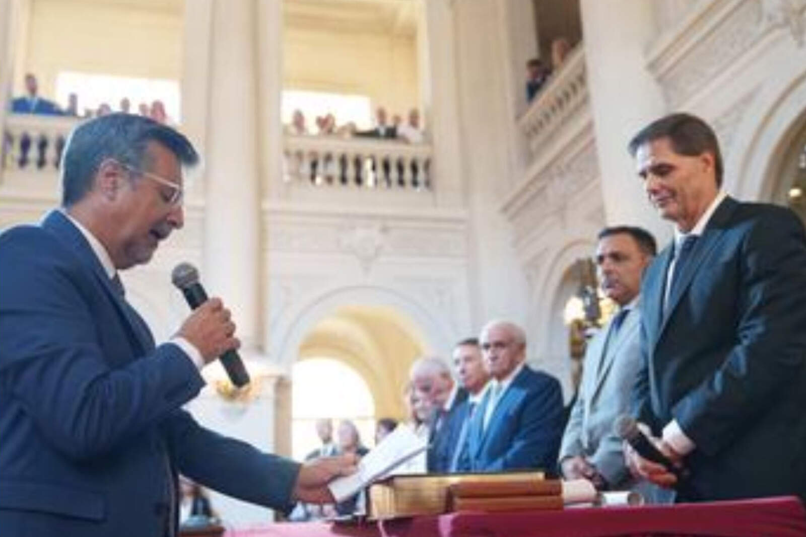  Se nombrarán además cuatro procuradores adjuntos que percibirán haberes similares engrosando el déficit fiscal que pagan los contribuyentes.