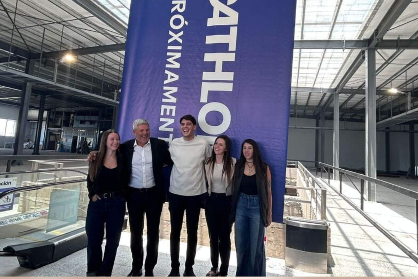 Antonio Heinz, director de Nuevocentro, rodeado por su equipo en la terraza del shopping, donde se ubicará Decathlon.