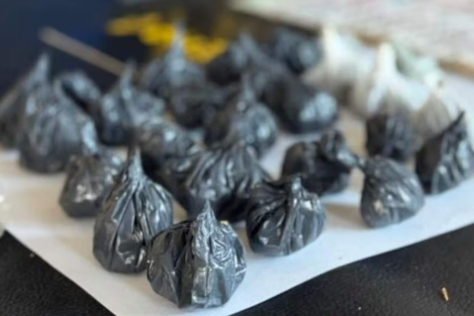 En los allanamientos simultáneos se incautaron 135 dosis de marihuana y 23 de cocaína junto a $693.000 en efectivo producto de la actividad.