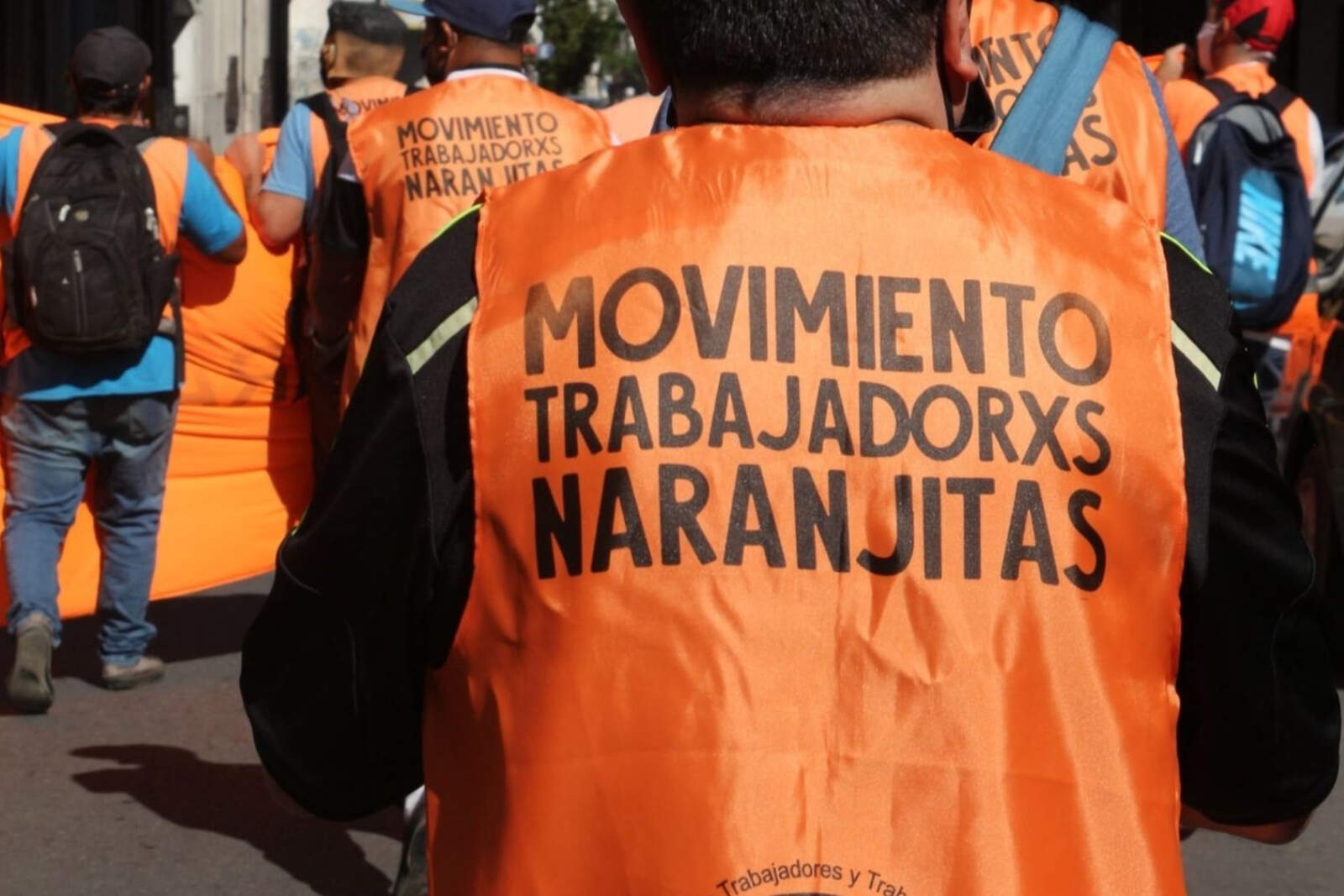  la lucidez no fue completa ya que decidieron mantener y regular el sistema de los naranjitas mediante las cooperativas amigas.