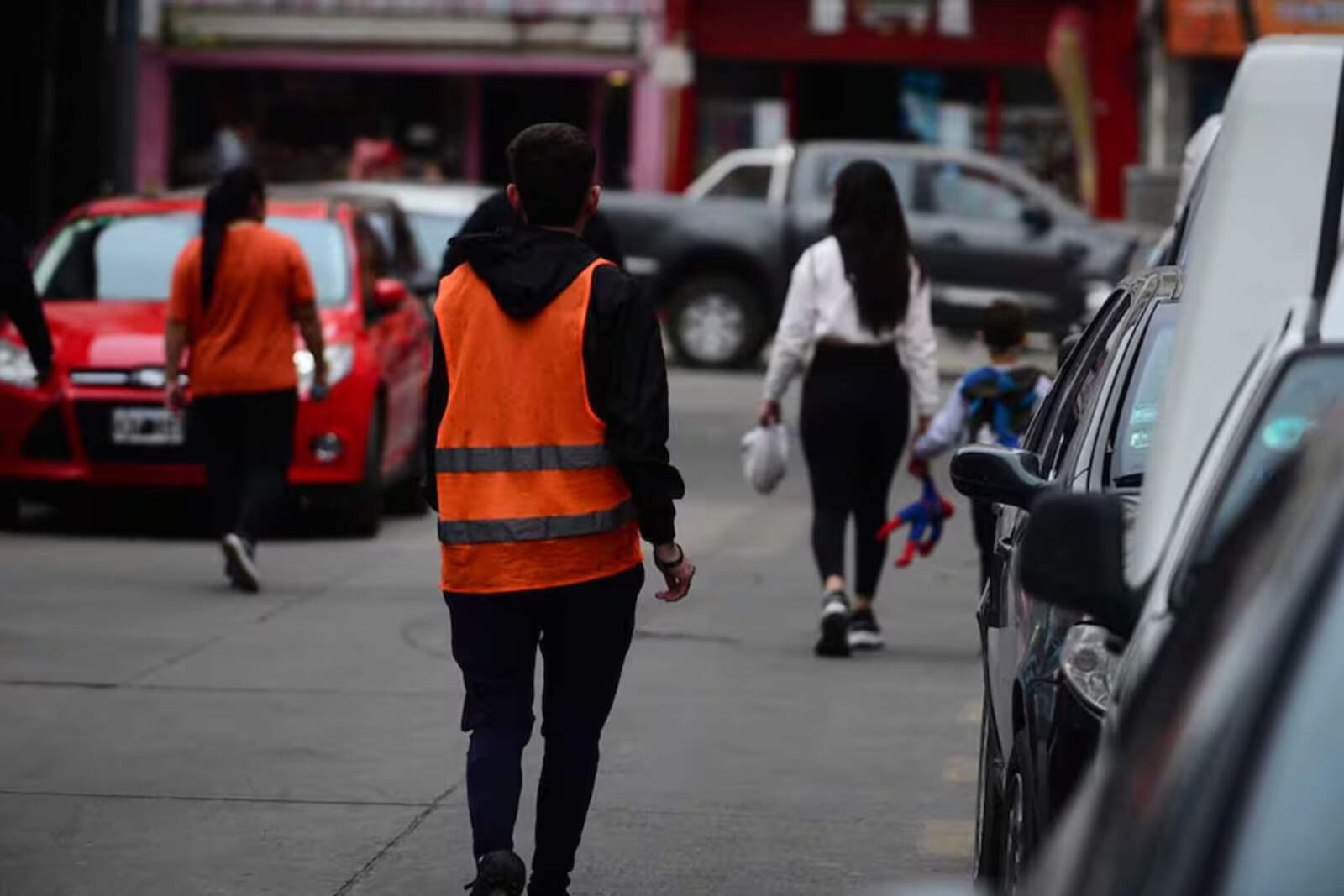 La reforma al Código de Convivencia establece penas de trabajo comunitario multas o arresto para quienes exijan dinero sin el permiso oficial. 