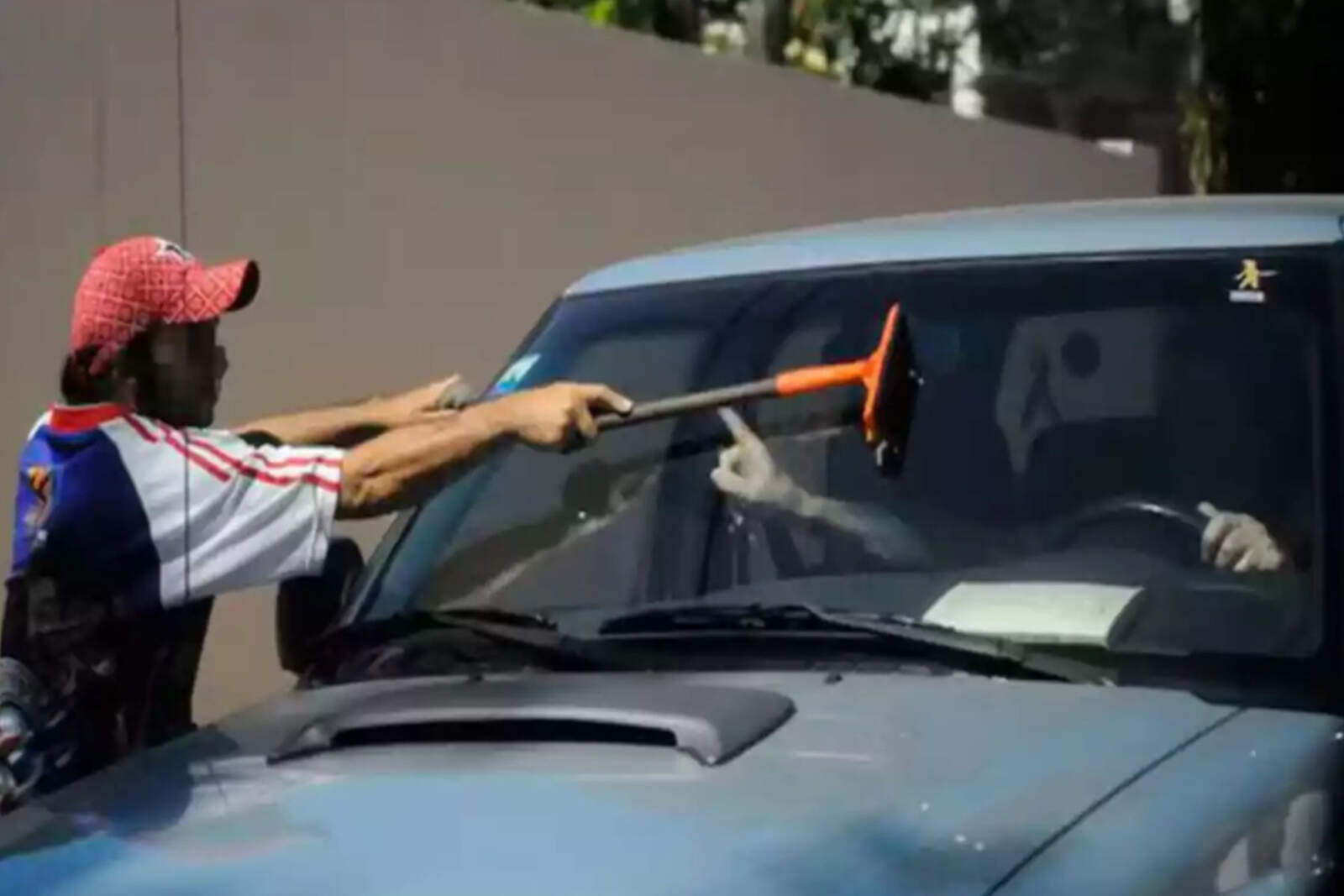 Se prohíbe totalmente la actividad de limpiavidrios en los semáforos