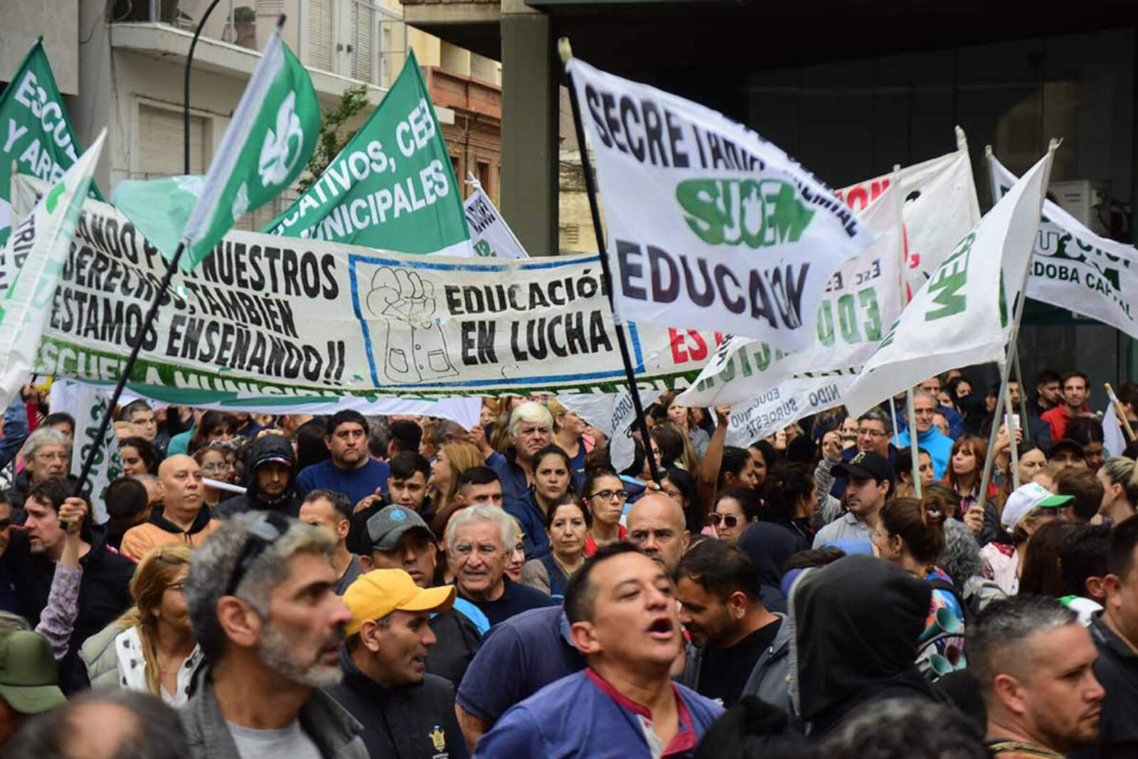 Los gremios estatales de Córdoba realizaron este lunes una masiva movilización por las calles del centro generando un gran caos vehicular.
