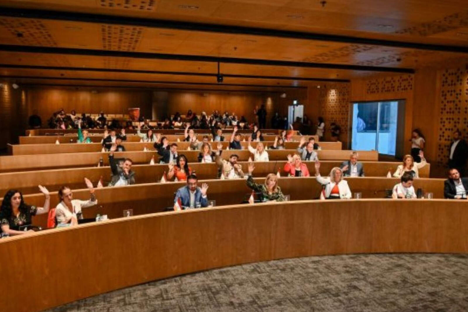  La sesión estuvo marcada por un fuerte debate sobre la eficiencia del estado municipal y el tamaño de la estructura de funcionarios.