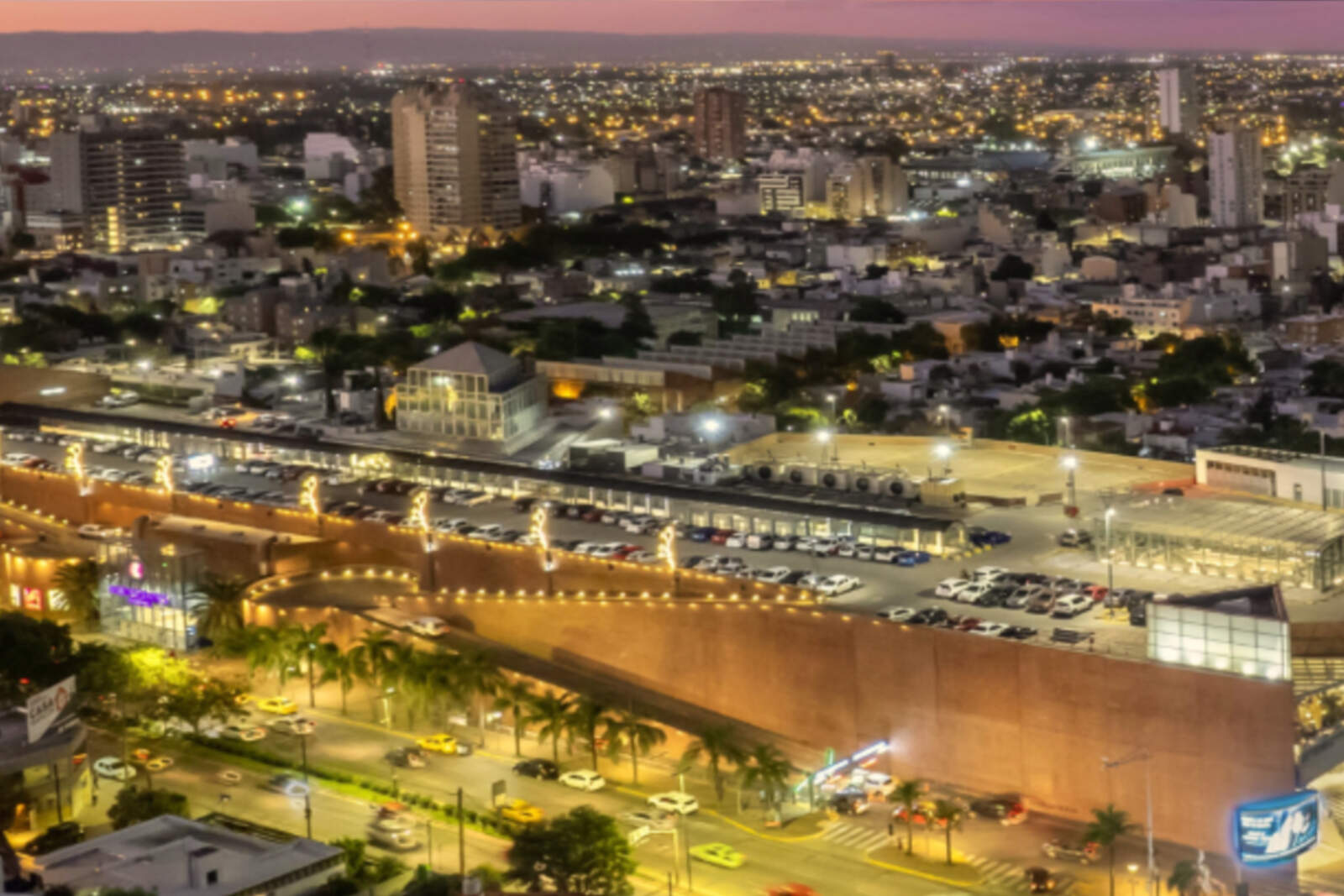 El complejo recibe un promedio de 700.000 visitantes mensuales y alcanza picos de 1 millón de personas en los meses claves de la temporada.