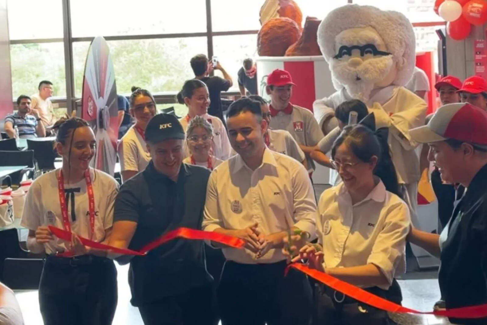 El primer local de KFC en Córdoba está en el Nuevo Centro Shopping.