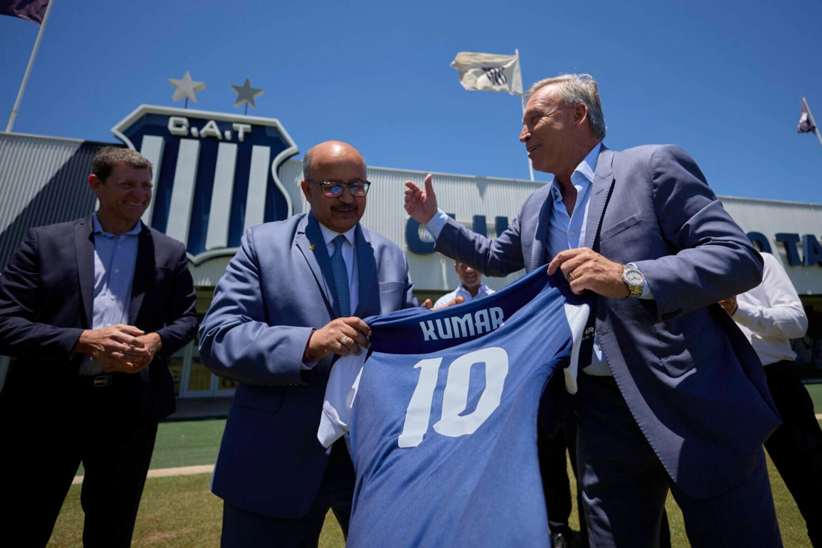 Ajaneesh Kumar, embajador de la India en Argentina, se encontró con el presidente de Talleres, Andrés Fassi.