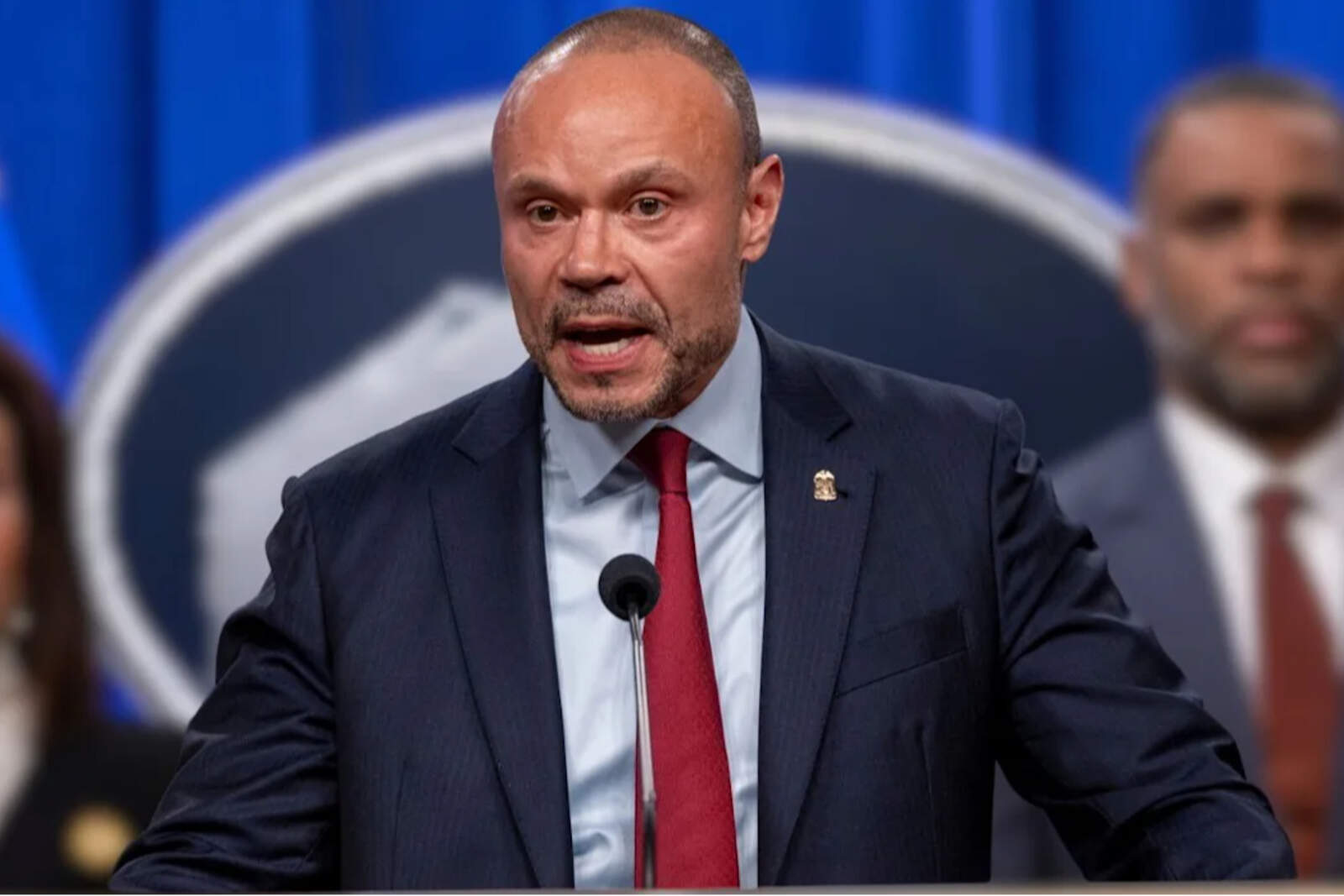 Fuentes cercanas a Bongino aseguraron que ya habría vaciado su oficina