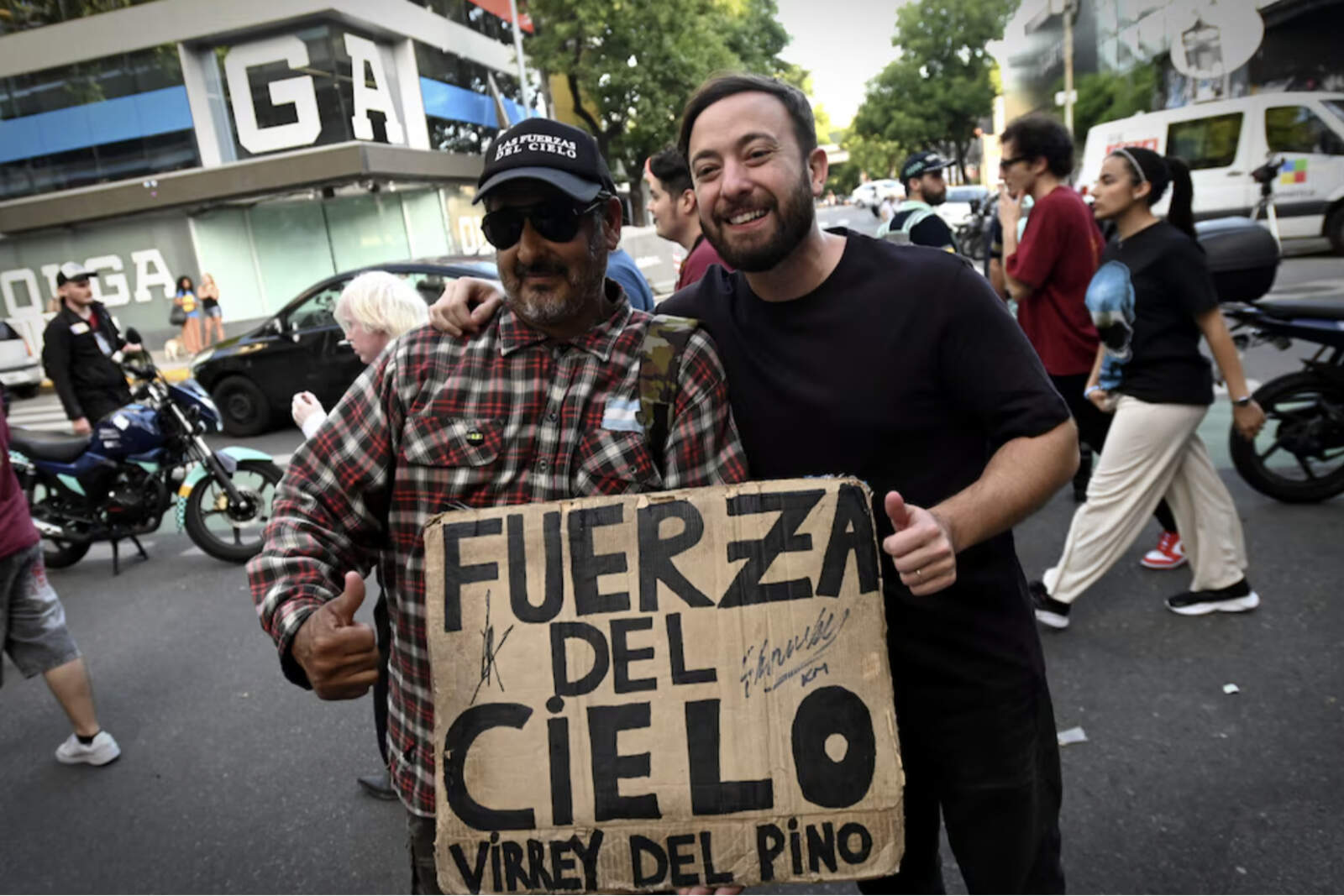 Referentes de la batalla cultural: Agustin Laje junto a Fabián. 