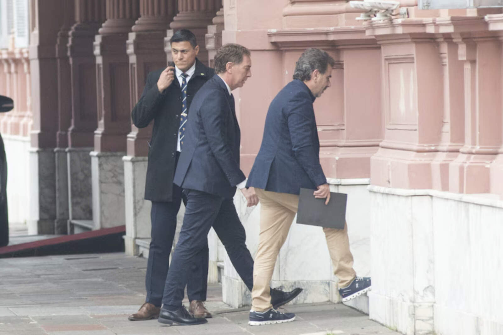 Diego Santilli ingresando a reuniones en Casa Rosada