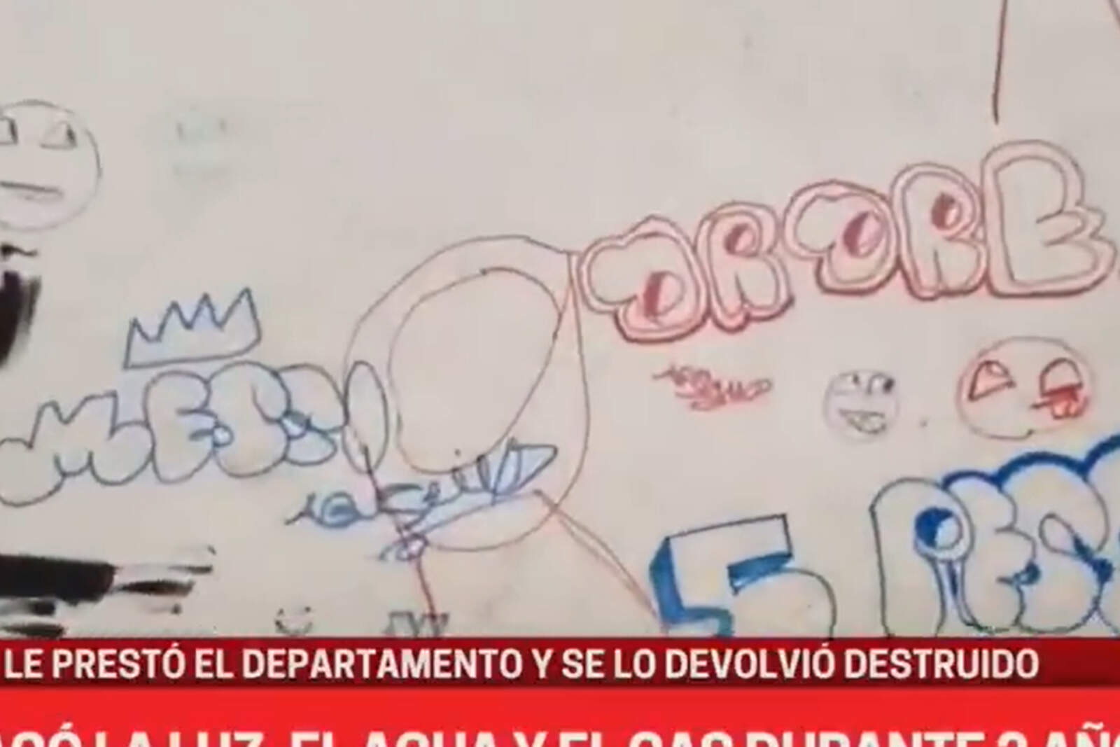 Grafitis en las paredes.