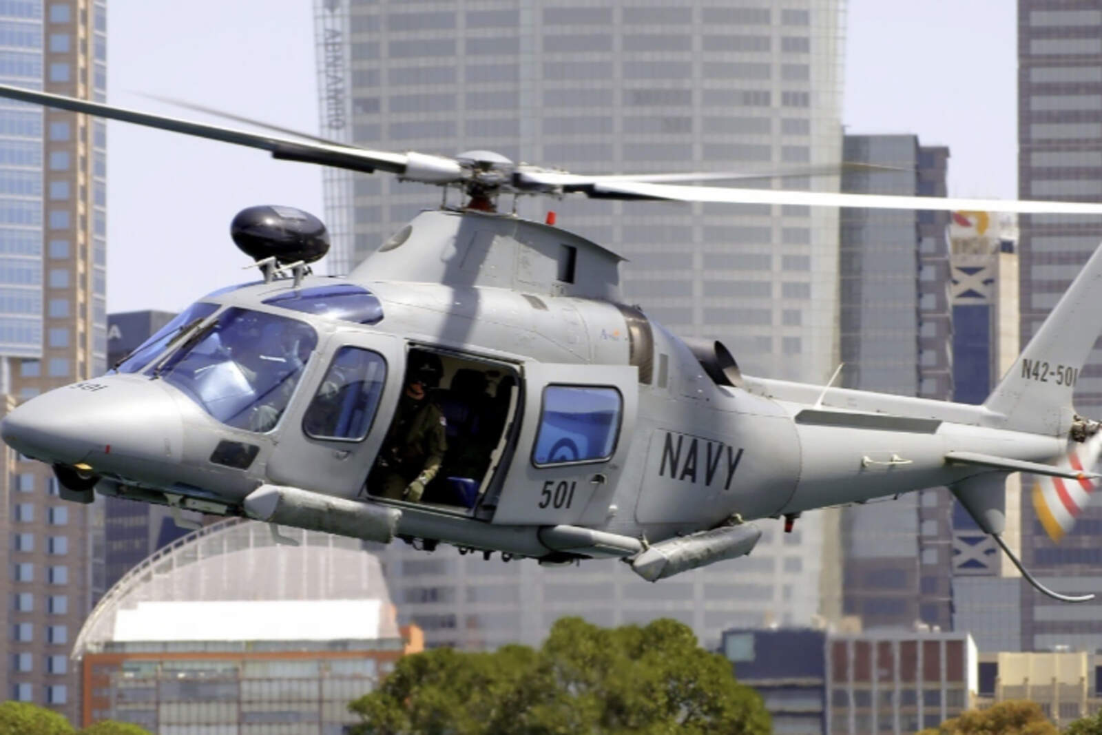 Helicóptero Leonardo AW109 en operación marítima