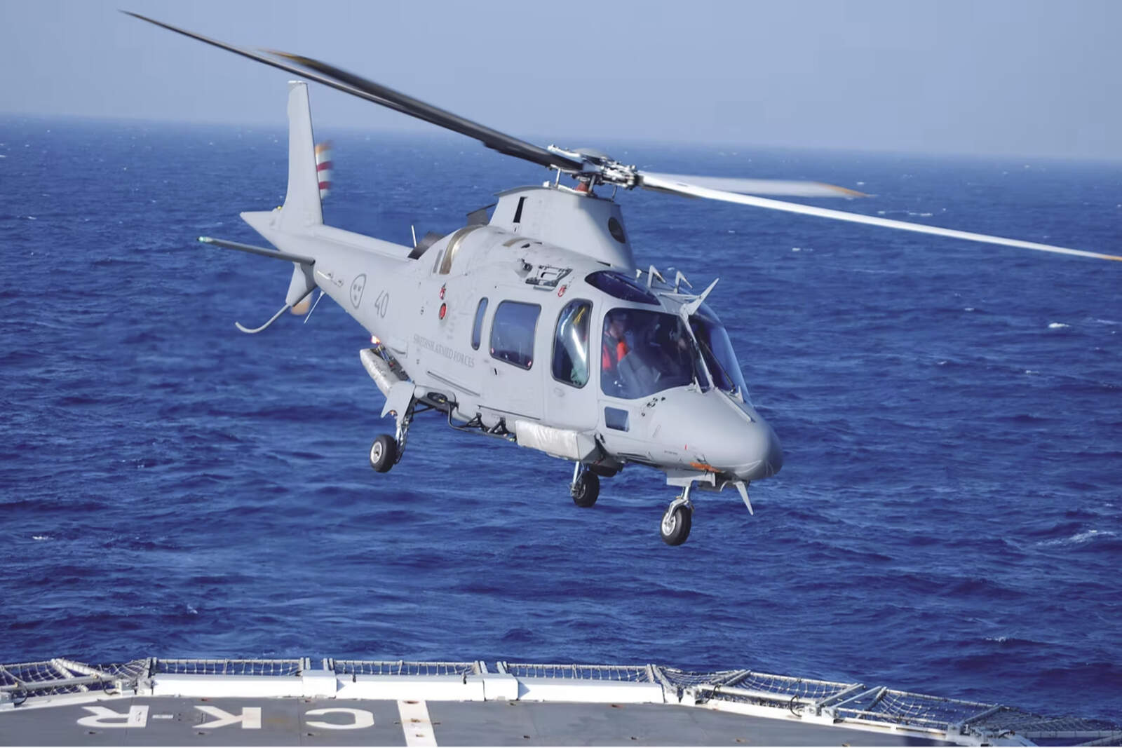 Helicóptero AW109 operando desde un buque en alta mar