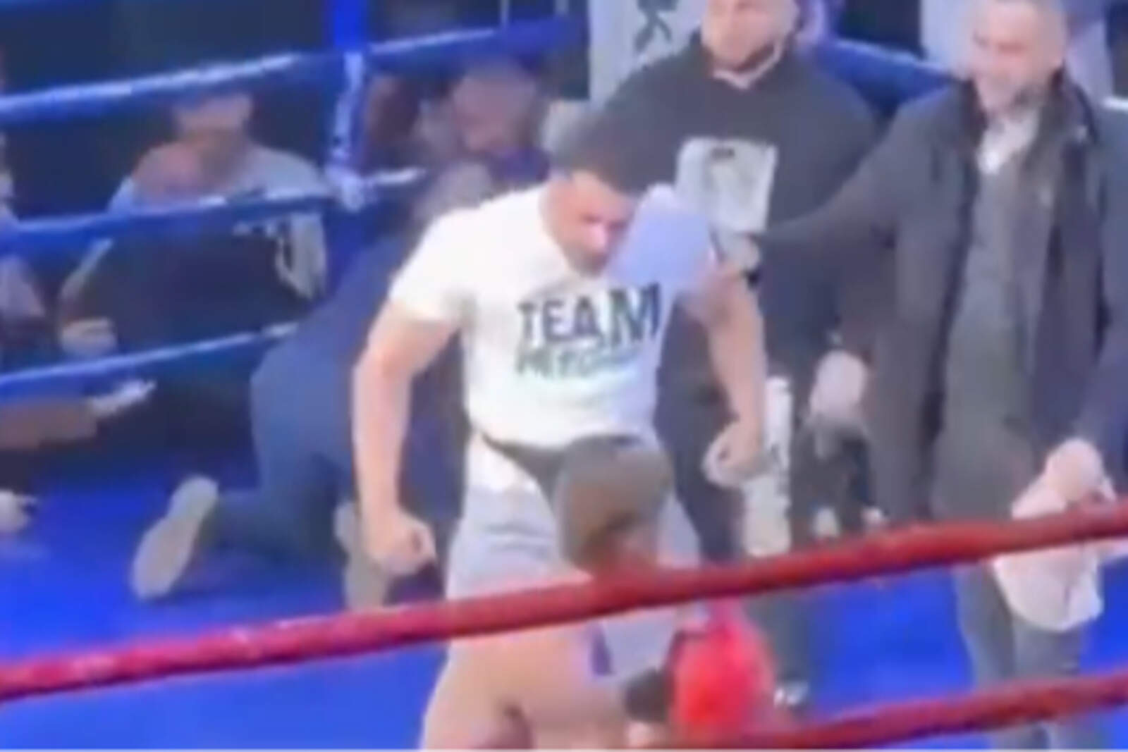 El hermano de Kicara le dio un puñetazo a Tsoukalas