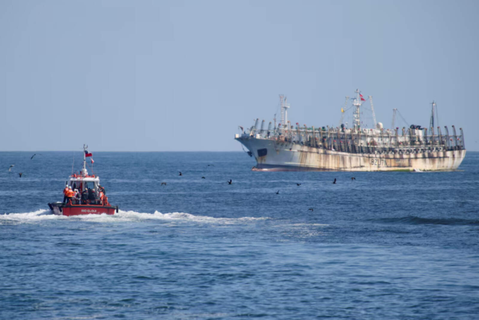 Patrullero hacia pesquero ilegal chino.
