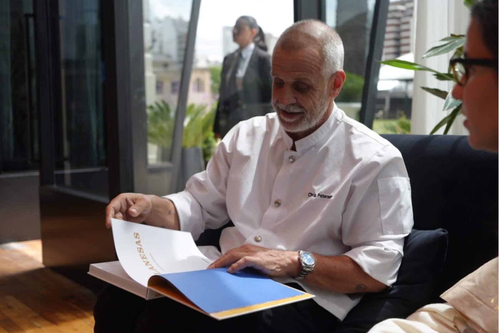 El cocinero se encuentra acompañado por su esposa